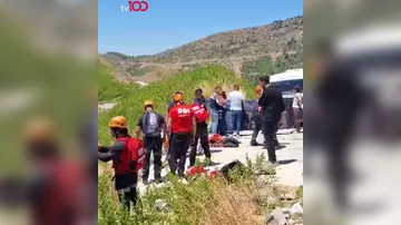 В Турции автомобиль сорвался в овраг -2