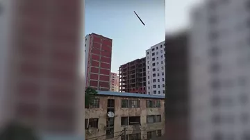 Bakıdakı küləkli havada təhlükəli anlar