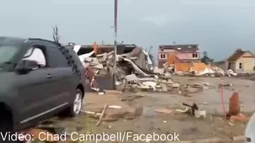 Американский город после мощного торнадо