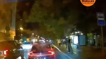 Bakıda piyada maşının altına uzandı
