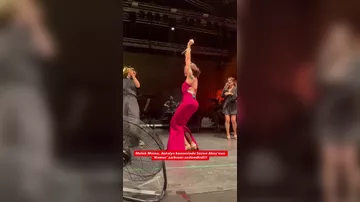 Türkiyəli müğənninin rəqsi müzakirə yaratdı