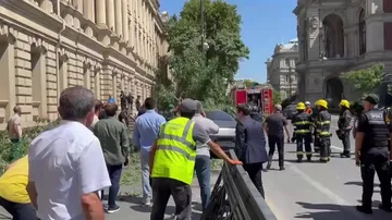 Автомобиль влетел в ограждение в центре Баку