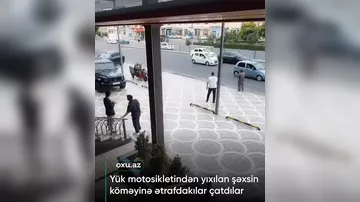Özbəkistanda yük motosikletindən yıxılan şəxsin köməyinə ətrafdakılar çatdı