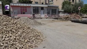 Sumqayıtda yol çöküb