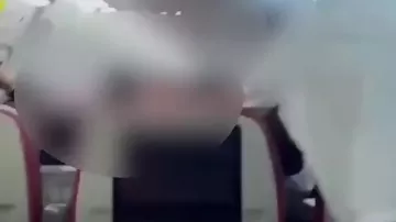 Пассажир попытался открыть дверь самолета в воздухе и попал на видео