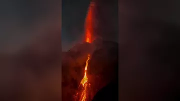 Эпичное извержение вулкана в Сицилии