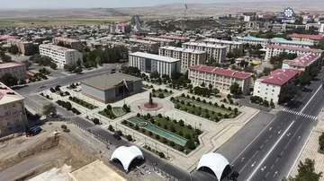 Prezident İlham Əliyev Ümummilli Liderin Naxçıvan şəhərinin mərkəzində ucaldılan abidəsini ziyarət edib