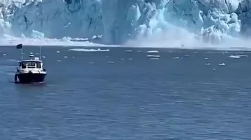 Массивная глыба льда оторвалась от ледника
