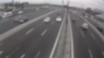 В Баку центре автомобиль врезался в остановившуюся на дороге машину