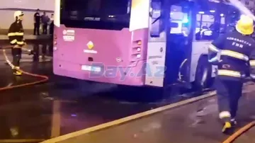 В центре Баку сгорел автобус
