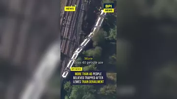 В Британии пассажирский поезд сошел с рельсов