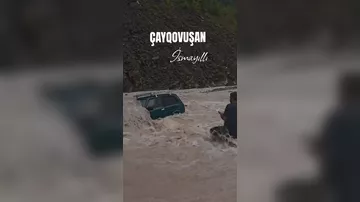 Şəlaləyə gedən yolu sel basdı - Maşınlar suyun altında qaldı