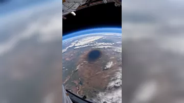 Так выглядит солнечное затмение из космоса
