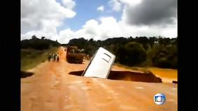 В Бразилии автобус упал в промоину
