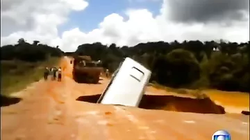 В Бразилии автобус упал в промоину