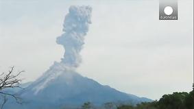 Вулкан Вильярикка в Чили продолжает извергать лаву