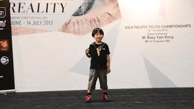 Маленький японец Казуя Мурата делает необыкновенные вещи с йо-йо