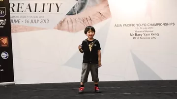 Маленький японец Казуя Мурата делает необыкновенные вещи с йо-йо