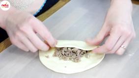 Samsa Böreği Tarifi - El Açması Kat Kat Kıymalı Börek Yapımı
