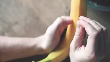 Как нарезать банан не открывая его