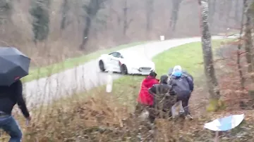 Раллийный Peugeot RCZ R чудом не зацепил зрителей при вылете с трассы_Rallye de Franche Comté 2015