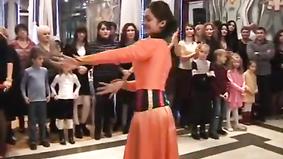 Грузинский танец Гандаган девушка от души танцует