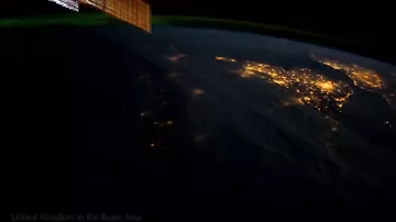 Вид ночью с космоса на планету Земля - красота