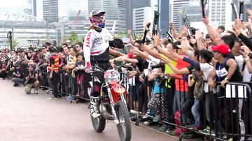 Высокого полета FMX трюки в Гонконге - Red Bull X-Fighters Jam 2015