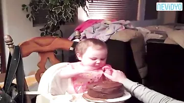 İlk defa çikolatalı pasta yiyen bebek