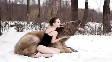 Русская модель позирует с медведем ради Антиохотничей Кампании