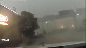 В США ветром снесло поезд с моста во время урагана видео