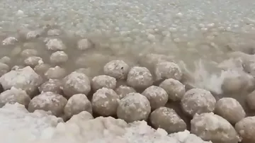 Океан из стеклянных яиц на одном из пляжей Финского залива