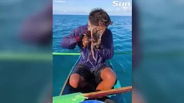 Осьминог напал на рыбака
