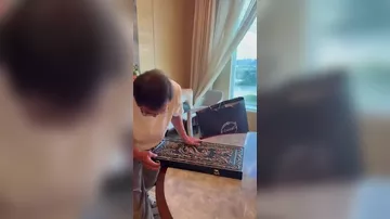 Ceki Çan Azərbaycanda ona verilən hədiyyəni paylaşdı