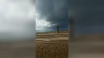 Знаменитый маяк в Дании на берегу Северного моря