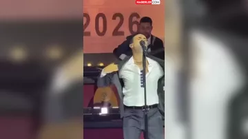 Mert Demir konsertini yarımçıq saxladı, səhnədə bığlarını qırxdırdı