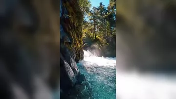 Кристально чистая река на Аляске