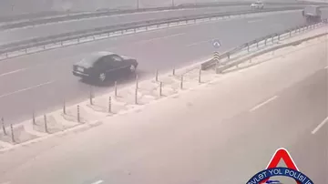 Sükan arxasında yuxuladı, avtomobili maneəyə çırpıldı
