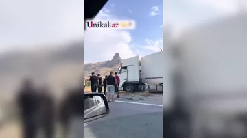 Siyəzəndə iki yük maşını toqquşdu.