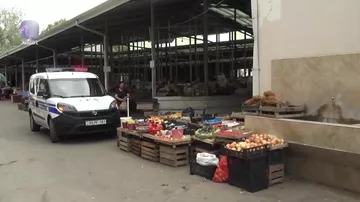 Bazarın ortasında anasını bıçaqladı - Şahidlər DANIŞDI
