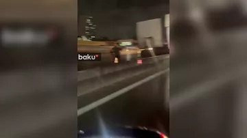 Bakı-Sumqayıt yolunda QƏZA: Yük avtomobili arakəsməyə çırpıldı