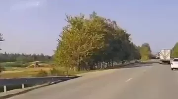 Военный Ми-8 совершил жесткую посадку прямо на трассу на Сахалине