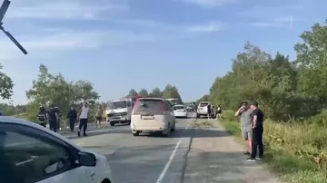 Военный Ми-8 совершил жесткую посадку прямо на трассу на Сахалине-2