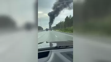 Фура с покрышками вспыхнула на трассе в России