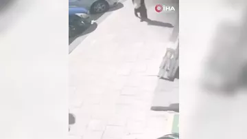 В Турции на женщину, идущую по тротуару, упала пластиковая дверь
