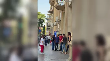Bakının mərkəzində gənc qız diqqət çəkdi