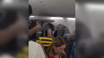 Устроившего дебош в самолете пассажира привязали скотчем к креслу