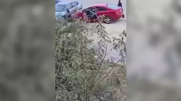 Bakıda qadın maşına hücum çəkdi - Polis araşdırma aparır
