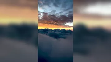 Восход Солнца над облаками
