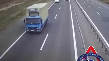 Yuxulu sürücü “Prado”nu aşırdı - Anbaan görüntülər